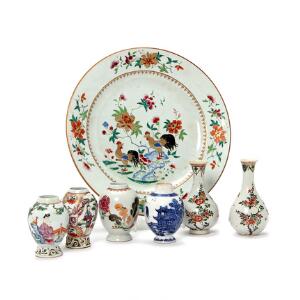 Fire kinesiske tedåser, et par små Kangxi vaser og fad af porcelæn. Qianlong 1736-1795. H. 11 -14 cm. Diam. 34 cm.