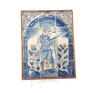 12 kakler af fajance, dekoreret i underglasur  blå med musketer. Holland, Delft 17. årh. 55 x 42 cm.
