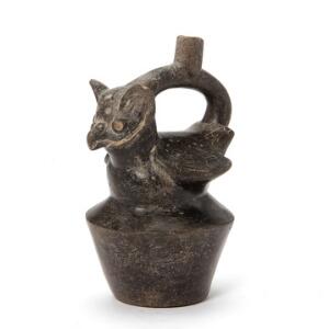 Chimu stigbøjle kar af sortglaseret keramik i form af ugle. 1000-1440. H. 21 cm.