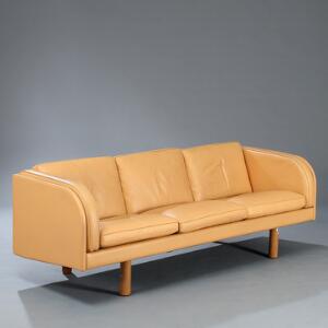 Jørgen Gammelgaard Fritstående tre-personers sofa med ben af bøg. Betrukket med lyst skind. Model EJ20. Udført og mærket hos Erik Jørgensen.