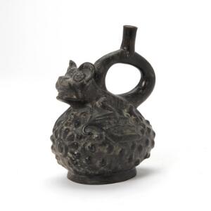 Chimu stigbøjle kar af sortglaseret keramik i form af flagermus. 1000-1440. H. 21 cm.