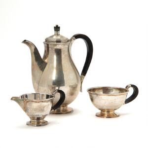 Art deco kaffeservice af sølv bestående af kaffe- og flødekande samt sukkerskål med håndtag af træ. Vægt 705 gr. H. 6,5-21 cm. 3.