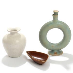 Gunnar Nylund  ubekendt keramiker Vase, asymetrisk skål og kande af stentøj. Sign. H. 4-25. 3