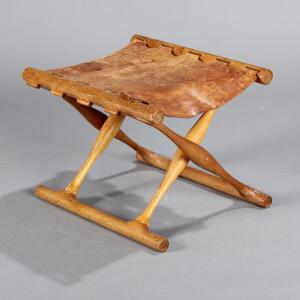 Poul Hundevad Guldhøj stol. Foldeskammel med krydsstillet stel af massivt egetræ, sæde med cognacfarvet patineret kernelæder. Model PH-41.