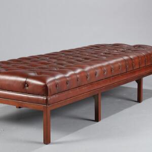 Ubekendt designer Fritstående daybed med stel af mahognipoleret træ, sæde med dybhæftet brunt skind. L. 193.