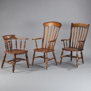 Kaptajn stol og to højryggede armstole af delvist poleret træ, balusterformede ben hvorimellem sprosser. England 19. årh. 3
