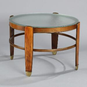 Dansk snedkermester Cirkulært Art Deco sofabord af nøddetræ med intarsia og sko af bronze, topplade af råglas. H. 55. Diam. 84.