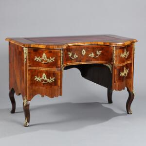 Tysk Rococo skrivebord af nøddetræ, prydet med beslag af forgyldt bronze. 18. årh. H. 80. L. 125. B. 75.