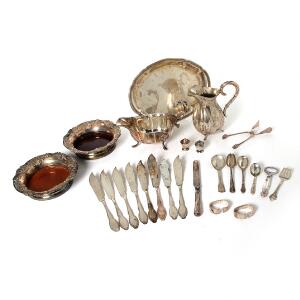 Samling diverse sølv bestående af bestik, kander, bakke mm. Vægt 1530 gr. ekskl. dele med stål. 232