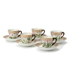 Flora Danica fem par kaffekopper af porcelæn, dekorerede i farver og guld med blomster. Royal Copenhagen. 3597. 5