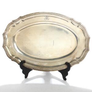 Ovalt fad af sølv, ligeknækket profileret fane. Frankrig. Ca. 1900. Vægt ca. 1315 gr. L. 45.