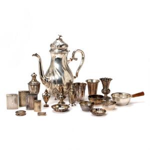 En samling diverse sølv bestående af bl.a. kaffekande, tændstikæsker, strøbøsser mm. Vægt 1425 gr. inkl. dele med træ. 20