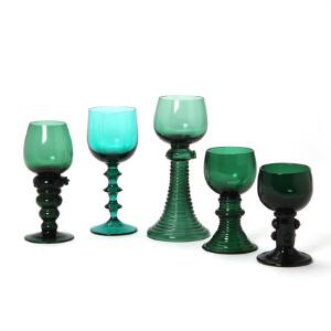 Samling glas bestående af 29 forskellige mørkegrønne römerglas. H. 11-16 cm. 29