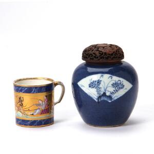 Powder blue tedåse, dekoreret med bladværk i udsparede vifteformede felter samt fransk mokkakop, dekoreret i farver og guld med kinesiske figurer. 2
