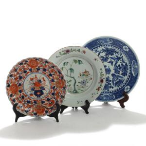 En dyb og to flade orientalske tallerkener af porcelæn, dekorerede i farver og blå. 18.-19. årh. Diam. 21,5, 23 og 25,5. 3