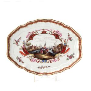 Meissen fad af porcelæn, dekoreret i farver og guld med fiskekoner i kartouche. 19. årh. 3. sort L. 35 cm.