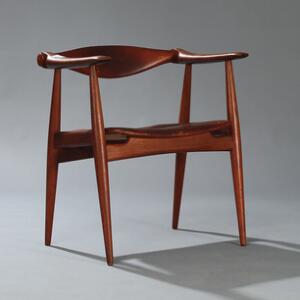 Hans J. Wegner Åget. Armstol af teak. Sæde og bevægelig ryg betrukket med patineret rødbrunt skind. Udført hos Carl Hansen  Søn.