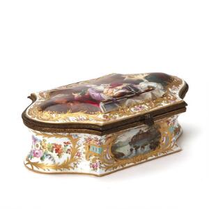 Fransk skrin af porcelæn, dekoreret i farver og guld med bemalet sceneri. Sevres mærke. Ca. 1900. L. 33 cm.