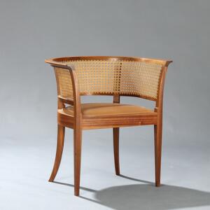 Kaare Klint Faaborgstol. Armstol af mahogni, ryg og sider udspændt med fransk flet. Sæde betrukket med lyst brunt skind.