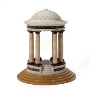 Italiensk grand tour souvenir i form af klassisk tempel med kuppel båret af otte søjler og dekoreret med pietra dura indlægninger. 19. årh. H. 35 cm.