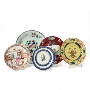 Samling diverse kinesiske tallerkener af porcelæn, dekorerede i farver med bl.a. figurer, dyr og blomster. 18.-19. årh. Diam. 19-28 cm. 5