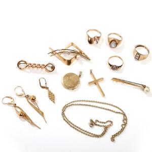 En samling smykker af 14 og 8 kt. guld, bestående af tre brocher, to ringe, to vedhæng m.m. 13