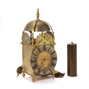 Engelsk lantern clock af messing, ciseleret urskive betegnet Buckingham London. 19. årh. H. 39 cm.