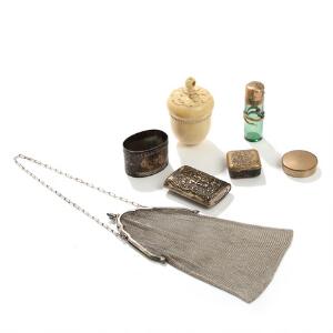Taske, servietring, tre pilleæsker og flakon af sølv samt strikkekugle af udskåret ben. 19.-20. årh. 7