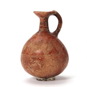 Cypriotisk kande af rødpoleret lertøj, korpus med stiliserede mønstre. Oldtid. Tilhørende fod af sterlingsølv. H. 14 cm.