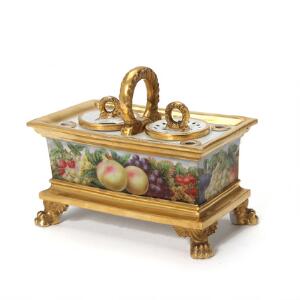 Skrivesæt af porcelæn, dekoreret i farver og guld, rektangulært. Royal Copenhagen, 19. årh. L. 14 cm.