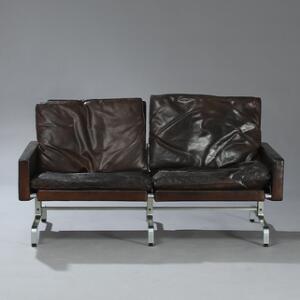 Poul Kjærholm PK-312. To-pers. sofa betrukket opsat på stel af matforkromet stål. Betrukket med brunt skind. Udført hos E. Kold Christensen.