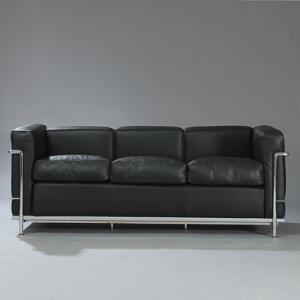 Le Corbusier LC-2. Fritstående tre-personers sofa med stel af forkromet stål, sæde, ryg, løse hynder og armlæn betrukket med sort skind. L. 180.
