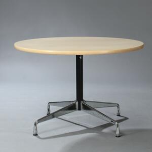 Charles Eames Cirkulært bord med plade af ahorn, stel af sortlakeret og forkromet metal. Udført og mærket hos Vitra.