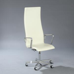 Arne Jacobsen Oxford. Højrygget kontorstol med justérbart stel af stål, opsat på fempas drejefod med hjul. Betrukket med hvidt farvet skind.