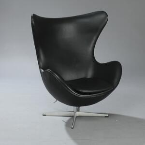 Arne Jacobsen Ægget. Hvilestol med vippebeslag, satinpoleret stjernefod af aluminium, stamme af stål. Betrukket med sort skind.