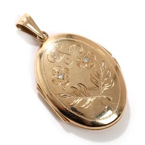 Diamantvedhæng af 14 kt. guld, prydet med to enkeltslebne diamanter. Vægt 6 gr. L. 4. 1980erne.