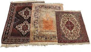 Persisk Afshar og Djozan tæppe samt tyrkisk Kayseri tæppe, prydet med klassiske mønstre på lys og rød bund. Ca. 1960. 193 x 145, 139 x 103 og 176 x 118. 3