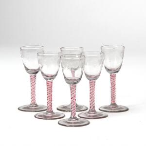 Seks engelske vinglas, konisk cuppa slebet med vindruer og vinløv, på lige stilk med røde og hvide spiraler. 18. årh. H. 12 cm. 6