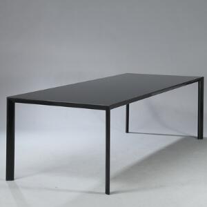 Pierro Lissoni Rektangulært spisebord med stel af sortlakeret metal, top af sort glas. Udført og mærket hos Porro. H. 75. L. 260. B. 100.