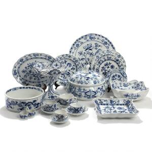 Løgmønster. Service af porcelæn, Meissen, dekoreret i underglasur blå, bestående af 65 dele. 65