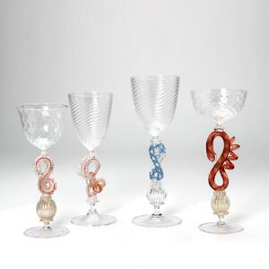 Tobias Møhl Fire Facon de Venise unika glas af klart glas. Stilk indlagt med figurer i blåt og rødt glas. 4