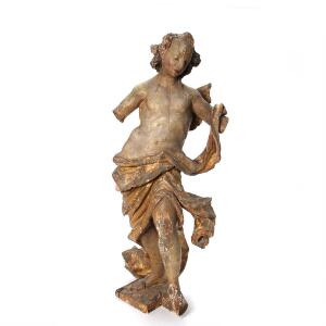 Barok figur af bemalt og delvis forgyldt træ i form af engel. Antagelig Tyskland, 18. årh. H. 88 cm.