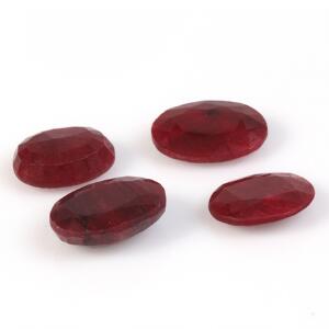 Fire uindfattede facetslebne ovale rubiner på i alt ca. 73.59 ct. Ca. 2012.