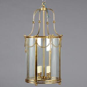 Hall lanterne med stel af messing, sider med buet glas, indvendig fire lysarme til el. Louis XVI form. 21. årh. H. 83. Diam. 41.
