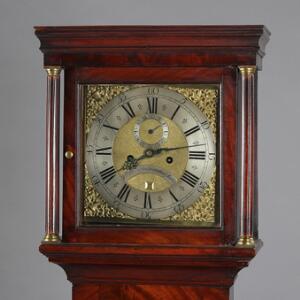 Engelsk standur i kasse af mahogni. Sign. William Chesterton, Downham Market. 18. årh. H. 197.