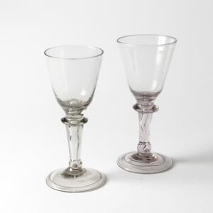 To Danziger Kelchen vinglas med let gråligt sats. Norge, 18. årh. Sandsynligvis Nøstetangen ca. 1750. 2