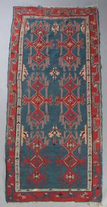 To antikke kaukasiske kelims. Antik Avar kelim, Kaukasus. Geometrisk ornamentik på lyseblå bund. 1900-1920. 320 x 138.
