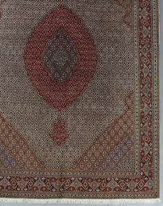Tabriz tæppe, Persien. Medaljon på lys bund prydet med heratimønster. Ca. 2000. 340 x 250.