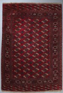 Semiantikt Bochara tæppe, Turkmenien. Klassisk design med güls på rød bund. 20. årh.s første halvdel. 219 x 275.