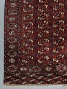 Semiantikt Bochara tæppe, Turkmenien. Gentagelsesmønster med klassiske güls på rød bund og afslutning med skørter. 20. årh.s begyndelse. 320 x234.